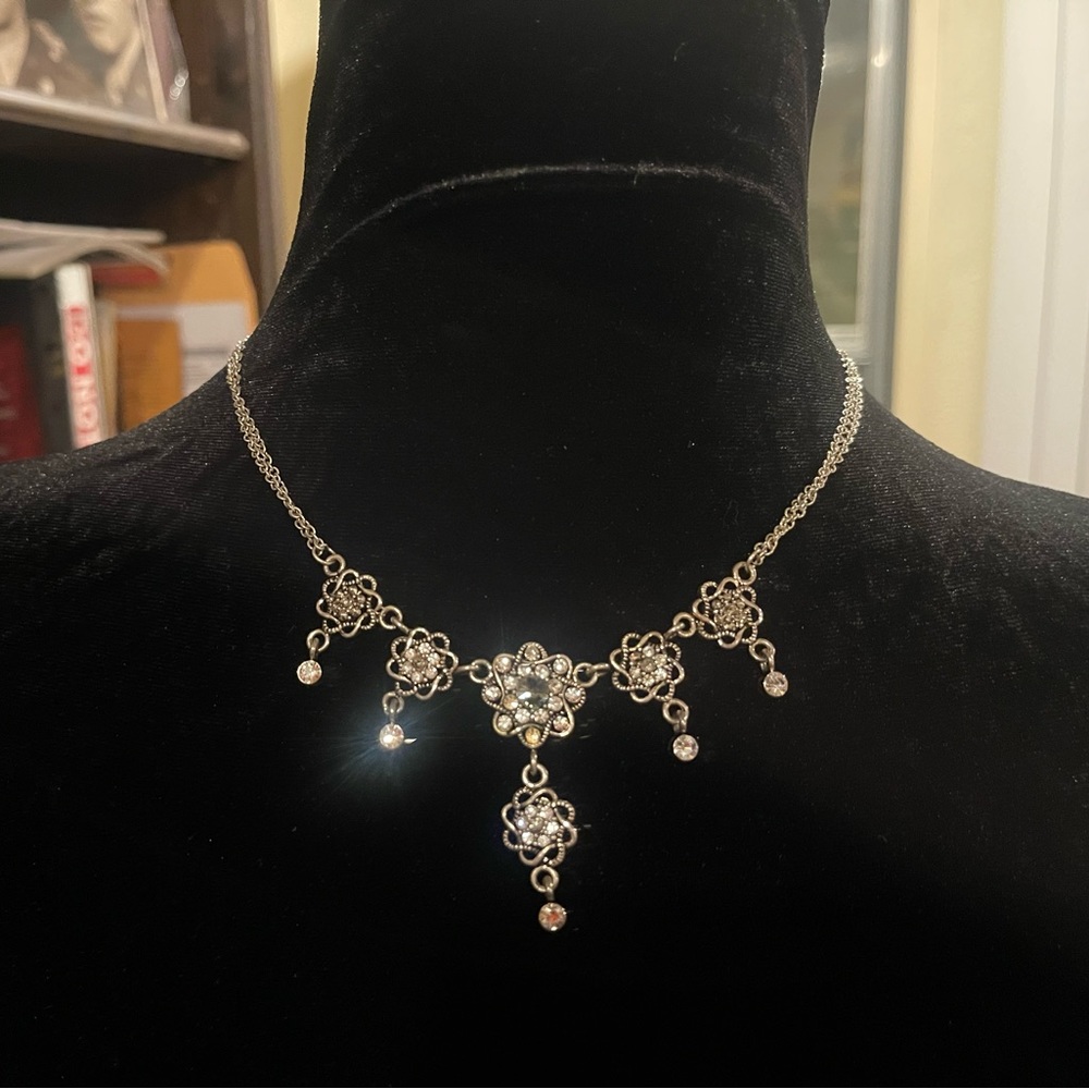 Sparkling Roses of Rhinestones & w/Articulating Stones
Necklace, 15” + 4”